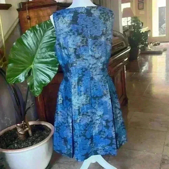 T Tahari size 10. Blue/black w/silver detail excellent condition fit and flare - Picture 11 of 13